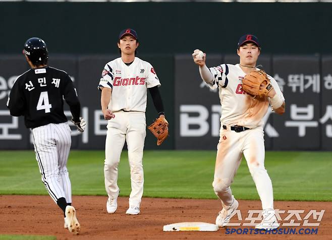 1일 부산 사직구장에서 열린 롯데 자이언츠와 LG 트윈스의 경기. 롯데 전민재, 고승민이 호흡을 맞추고 있다. 부산=박재만 기자 pjm@sportschosun.com/2025.07.01/