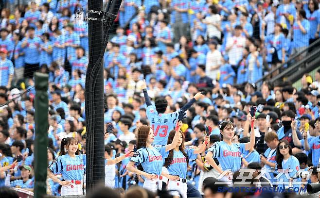 22일 부산 사직야구장에서 열린 삼성과 롯데의 경기, 1루 관중석의 롯데 팬들이 응원전을 펼치고 있다. 부산=허상욱 기자wook@sportschosun.com/2025.06.22/