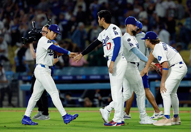 LA 다저스가 김혜성을 철저하게 유틸리티 플레이어로 활용하고 있다. 데이브 로버츠 다저스 감독이 좌투수 상대로 김혜성을 쓰지 않는 이유를 직접 밝혔다.AP연합뉴스