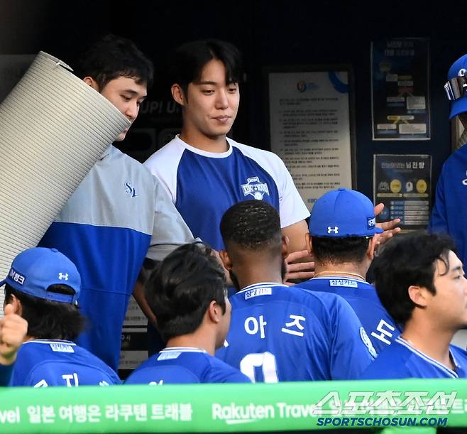 1일 잠실야구장에서 열린 삼성과 두산의 경기, 삼성 최원태와 원태인이 4회말 투구를 마친 후라도를 맞이하고 있다. 잠실=허상욱 기자wook@sportschosun.com/2025.07.01/