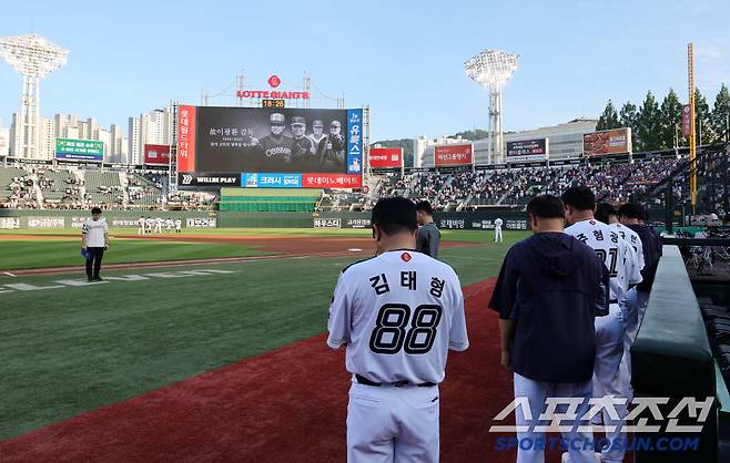 2일 부산 사직구장에서 열린 롯데 자이언츠와 LG 트윈스의 경기. 경기 시작에 앞서 이날 별세한 이광환 전 LG 감독을 추모하는 묵념을 하고 있다. 부산=박재만 기자 pjm@sportschosun.com/2025.07.02/
