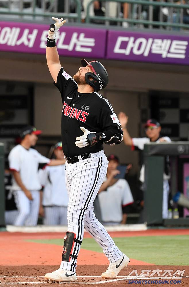 1일 부산 사직구장에서 열린 롯데 자이언츠와 LG 트윈스의 경기. 3회초 1사 2루 LG 오스틴이 투런포를 날린 뒤 환호하고 있다. 부산=박재만 기자 pjm@sportschosun.com/2025.07.01/