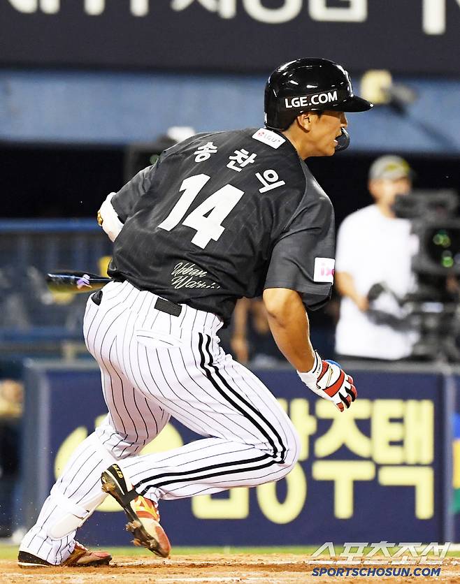 18일 잠실구장에서 열린 LG 트윈스와 NC 다이노스의 경기. 9회말 1사 1,3루 LG 송찬의가 내야 땅볼로 경기를 끝낸 뒤 환호하고 있다. 잠실=박재만 기자 pjm@sportschosun.com/2025.06.18/