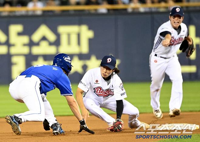2일 잠실야구장에서 열린 삼성과 두산의 경기, 6회초 무사 1루 삼성 디아즈의 안타때 1루주자 구자욱이 2루로 향한 뒤 오버런하며 귀루하다 태그아웃되고 있다. 잠실=허상욱 기자wook@sportschosun.com/2025.07.02/