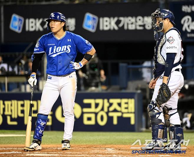 2일 잠실야구장에서 열린 삼성과 두산의 경기, 7회초 류지혁이 3루심의 체크스윙 삼진 판정에 발걸음을 떼지 못하고 있다. 잠실=허상욱 기자wook@sportschosun.com/2025.07.02/