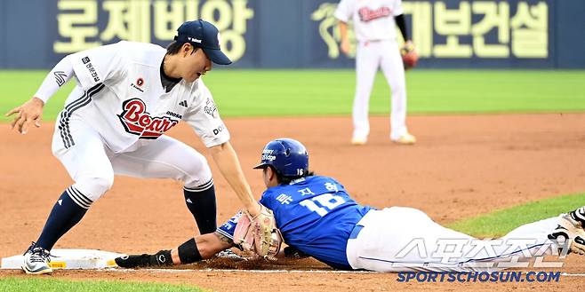 2일 잠실야구장에서 열린 삼성과 두산의 경기, 3회초 1사 2,3루 삼성 김성윤 타석때 3루주자 류지혁이 두산 포수 양의지의 견제에 태그아웃되고 있다. 잠실=허상욱 기자wook@sportschosun.com/2025.07.02/