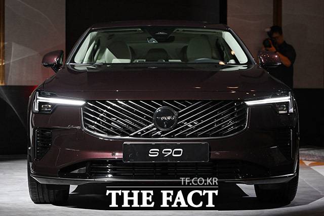 S90은 플러그인 하이브리드 T8과 마일드 하이브리드 B5로 출시된다. T8은 1회 충전 시 최대 65㎞까지 전기만으로 주행할 수 있고, B5는 최고출력 250마력의 성능을 제공한다. 가격은 B5가 6530만원부터, T8은 9140만원이다. /남용희 기자