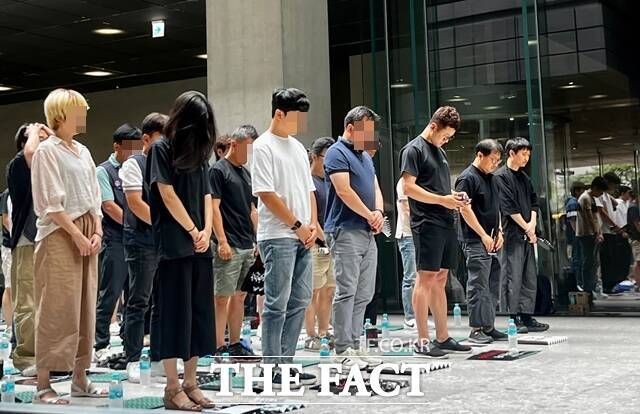 민주노총 화섬식품노조 네이버지회 '공동성명'(네이버 노조)은 2일 낮 12시 경기 성남시 네이버 제2사옥 '1784'에서 최 대표의 복귀에 반대하는 세 번째 집회를 열었다. /조소현 기자