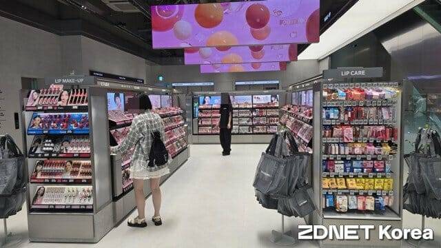 2일 올리브영 센트럴 강남타운점에서 고객들이 쇼핑하고 있다.