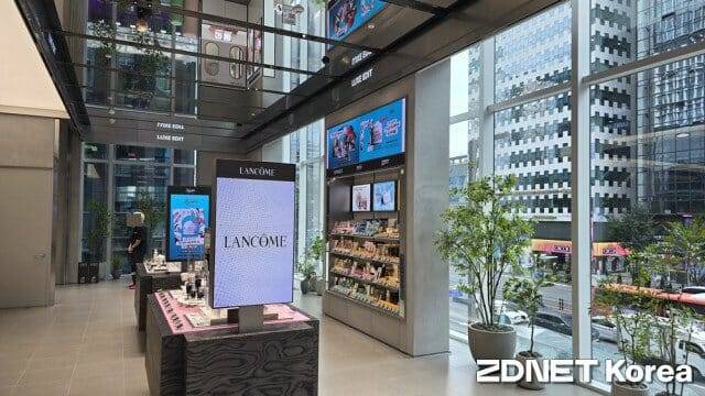 올리브영 센트럴 강남타운 내 럭스에디트 진열 공간.