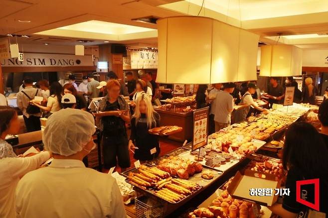 대전의 대표 명소가 된 성심당에서 고객들이 빵을 고르고 있다. 아시아경제DB