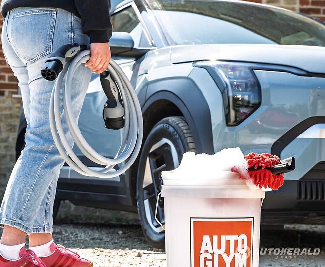 전기차 소유자 상당수가 감전에 대한 걱정을 하는 것으로 나타났다. 특히 34세 미만 젊은층의 경우 절반가량이 세차 중 감전에 대한 우려를 하고 있었다. (영국 오토글림)