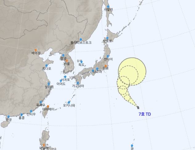 2025년 장마기간 폭우 대신 폭염...3호 태풍 문 예상경로= 일본 남쪽 먼 해상에서 태풍의 씨앗인 제7호 열대저압부가 발생했다. 기상청에 따르면 이 열대저압부는 2025년 제3호 태풍 ‘문(Mun)’으로 발달, 중심기압 1000헥토파스칼(pha)을 유지하며 시속 61km 속도로 북서진 하겠다. 우리나라 장마 시기에 발생한 태풍 예상경로에 관심이 집중되고 있다. ⓒ기상청