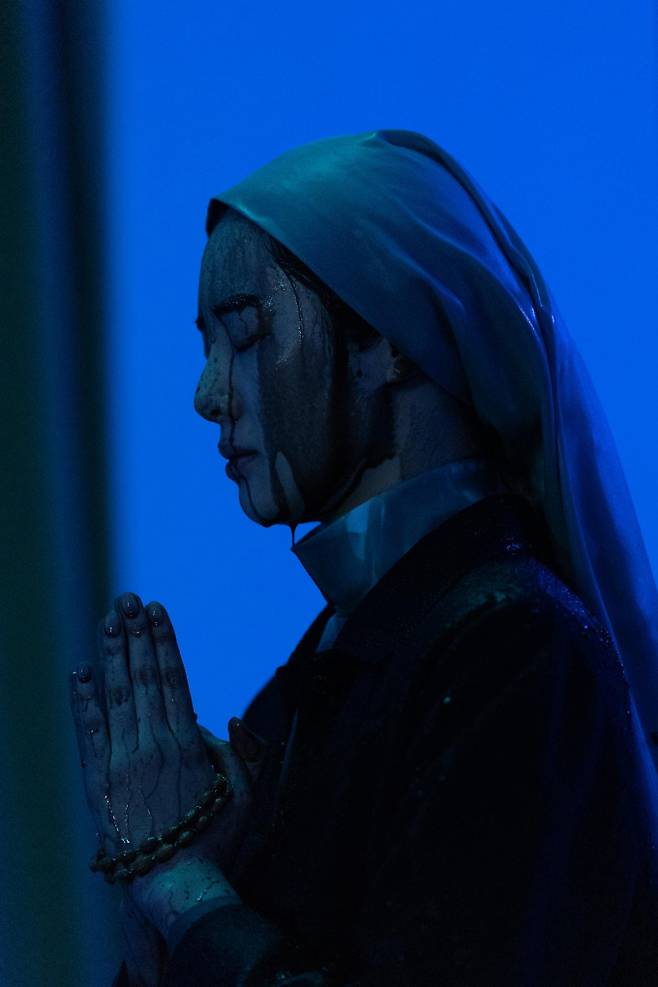 ‘구마수녀’ 스테파니 리, 검붉은 액체가 흐르는 충격적 모습 (제공: 제이앤씨미디어그룹)