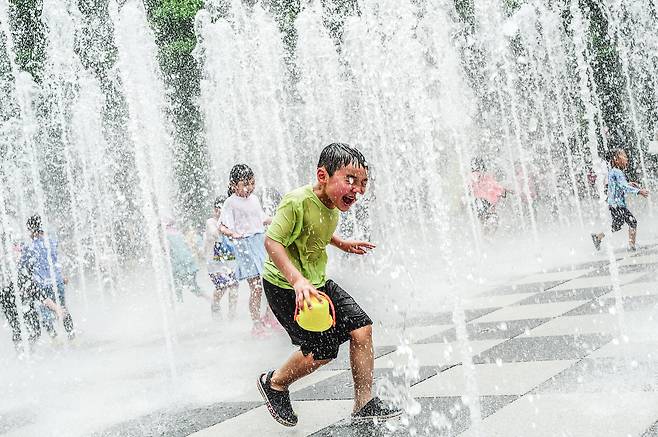 지난 2023년 6월 4일 서울 성동구 서울숲을 찾은 어린이들이 분수에서 나오는 물을 맞으며 더위를 식히고 있다. / 고운호 기자