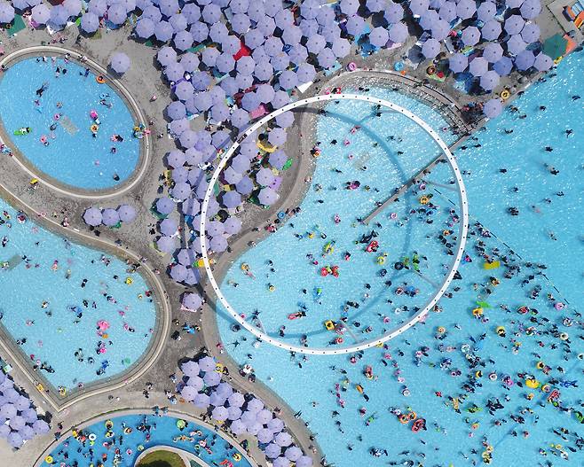 지난 2018년 7월 29일 오후, 서울 광진구 뚝섬 야외수영장을 찾은 시민들이 물놀이를 즐기고 있다. / 고운호 기자