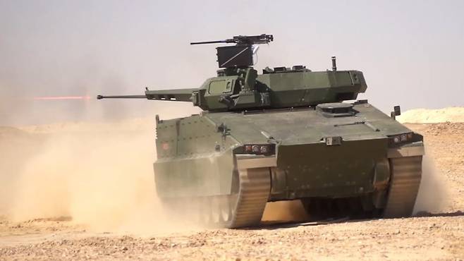 호주에 수출돼 현지 생산거점을 구축한 '레드백' 장갑차가 30mm 기관포 실사격 시험을 하고 있는 모습. /한화에어로스페이스