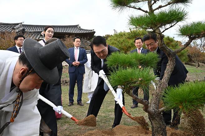 윤석열 전 대통령이 2023년 10월 경북 안동 병산서원을 방문해 유림들과 기념 식수를 하고 있다./대통령실 제공