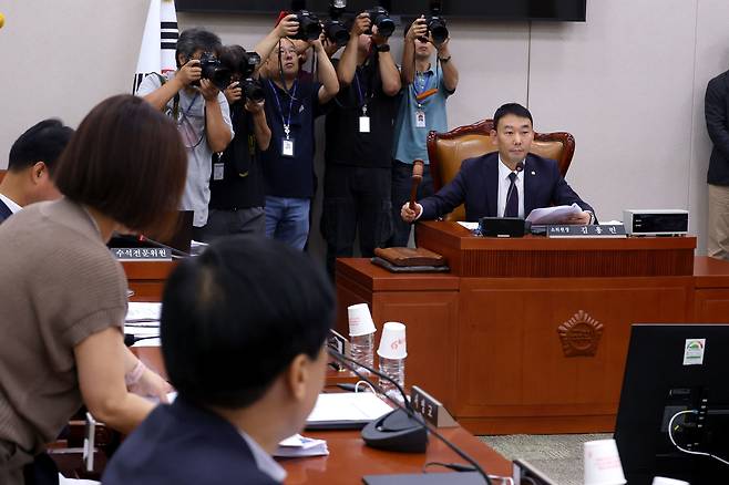 2일 오전 서울 여의도 국회에서 열린 법제사법위원회 제1차 법안심사제1소위원회에서 김용민 위원장이 의사봉을 두드리고 있다. /뉴스1