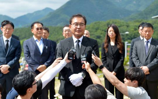 이명현 순직해병대원 특별검사가 지난 1일 대전 유성구 국립대전현충원 고 채수근 상병 묘소에서 참배를 마치고 취재진의 질문에 답하고 있다. 연합뉴스