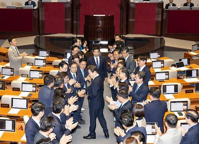 이재명 대통령이 26일 국회에서 추가경정예산 시정연설을 위해 본회의장에 입장해 더불어민주당 의원들의 박수를 받으며 인사하고 있다. ⓒ연합뉴스