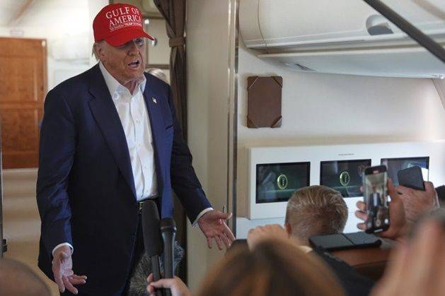 도널드 트럼프 미국 대통령이 1일(현지시간) 미 플로리다 불법 이민자 수용소 방문일정을 마치고 워싱턴DC으로 복귀하는 대통령 전용기 에어포스원 안에서 기자회견을 하고 있다. ⓒ AP/연합뉴스