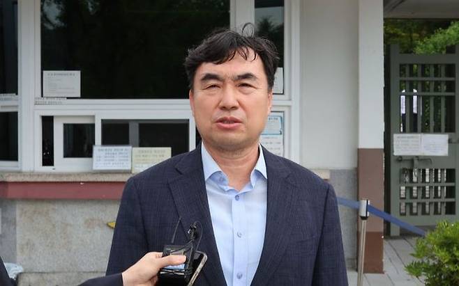 정당법 위반 혐의로 수감중이던 윤관석 전 의원이 지난달 30일 오전 1년 10개월여 만에 가석방돼 경기 의왕시 서울구치소를 나서며 취재진의 질문에 답하고 있다.ⓒ뉴시스