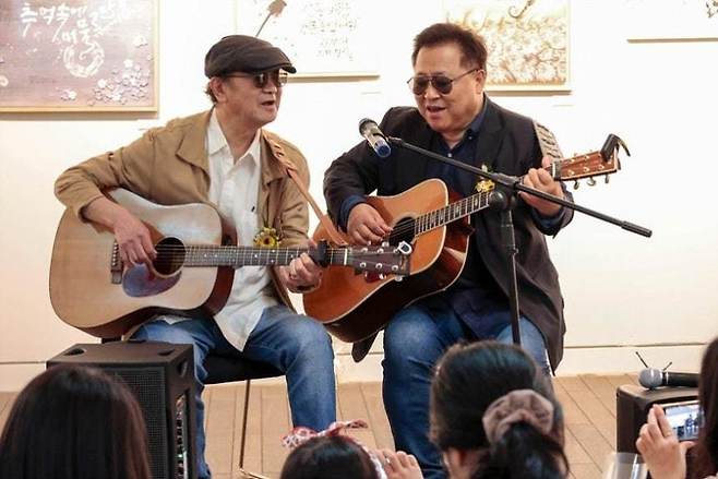 이달 말 12년 만의 신곡 ‘말속의 향기’를 선보이는 포크 듀오 해바라기. 해바라기뮤직 제공