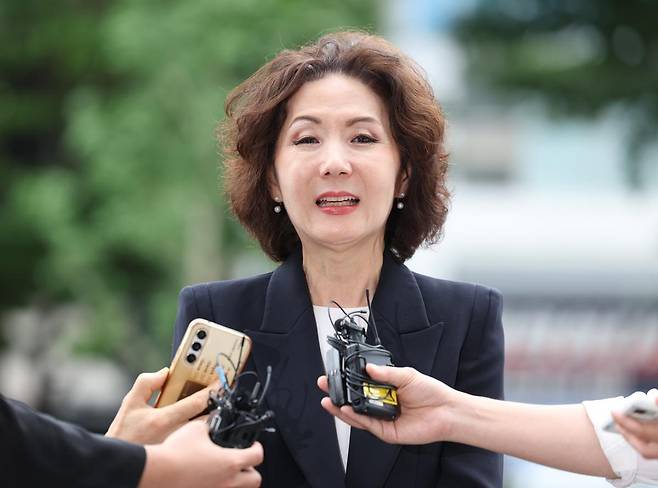 이진숙 사회부총리 겸 교육부 장관 후보자가 30일 오전 서울 여의도 한국교육시설안전원에 마련된 인사청문회 준비 사무실로 출근하던 중 취재진 질문에 답하고 있다. 2025.06.30.뉴시스