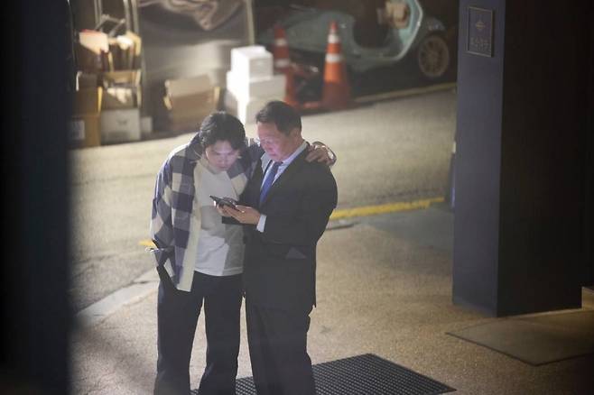 지난해 6월 서울 강남구 신사동 길거리에서 최태원 SK그룹 회장과 장남 최인근 씨의 모습이 포착됐다. ‘디시인사이드’ 캡처