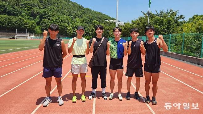 유재혁 감독(왼쪽 세 번째)이 이끄는 부산대 육상부 선수들이 지난달 27일 부산 금정구 부산대 대운동장 트랙에서 포즈를 취하고 있다. 김화영 기자 run@donga.com