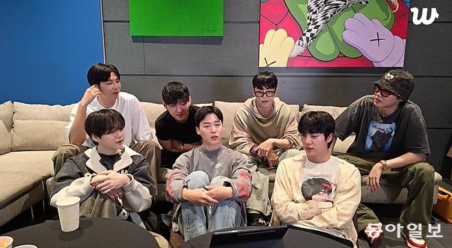 1일 위버스 라이브에서 내년 봄 ‘완전체 컴백’ 소식을 알린 그룹 방탄소년단(BTS). 빅히트뮤직 제공