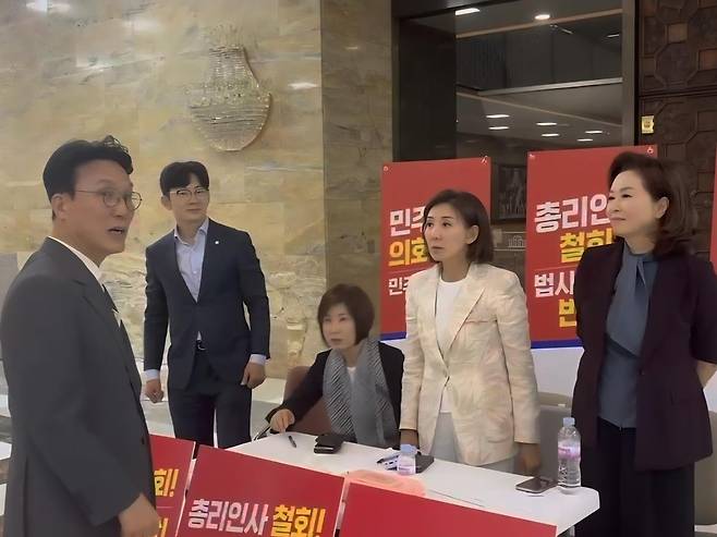 지난달 30일 김민석 국무총리 후보자(맨 왼쪽)가 국회 로텐더홀에서 농성 중인 나경원 국민의힘 의원(오른쪽 두번째)를 찾았다. 왼쪽부터 김 후보자, 국민의힘 박충권 김미애 의원, 나 의원, 김민전 의원. (독자 제공)