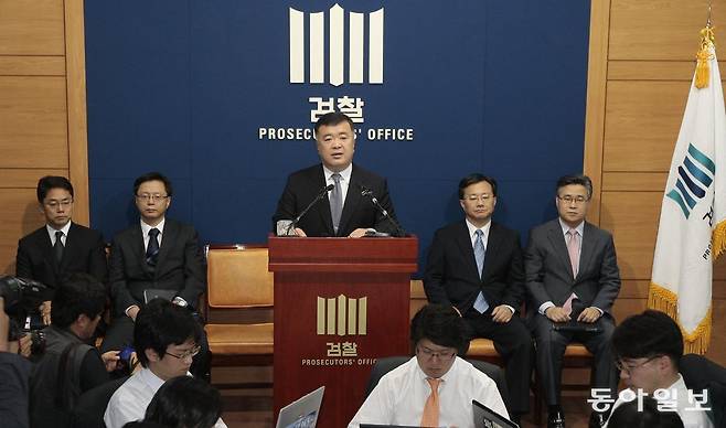2009년 6월 12일 이인규 당시 대검 중수부장(가운데)이 서울 서초구 대검찰청에서 ‘박연차 게이트’ 수사 결과를 발표하고 있다. 그는 2023년 회고록 ‘나는 대한민국 검사였다’를 썼다. 박영대 기자 sannae@donga.com
