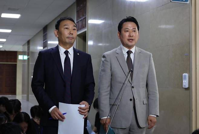 김용민 더불어민주당 법사위 간사와 장동혁 국민의힘 법사위 간사가 2일 서울 여의도 국회에서 상법 개정 관련 논의를 마친 뒤 기자들에게 브리핑을 하고 있다. 2025.07.02. 뉴시스