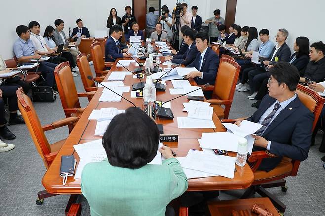 국회 과학기술정보방송통신위원회 정보통신방송법안심사소위원장인 김현 더불어민주당 간사가 2일 오후 서울 여의도 국회에서 국민의힘 불참 속 방송 3법 논의를 위해 제426회국회(임시회) 제2차 법안심사소위 회의를 주재하고 있다. 뉴스1