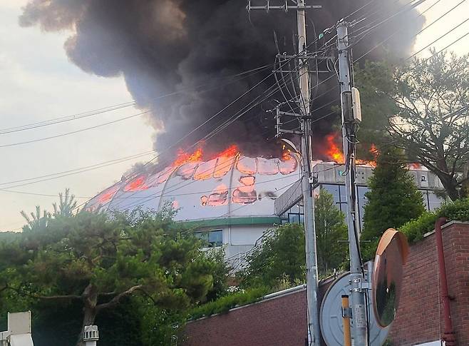 2일 오후 경기도 구리시 교문동 새음교회에 화재가 발생해 소방대원들이 화재를 진압하고 있다. 경기북부소방재난본부 제공