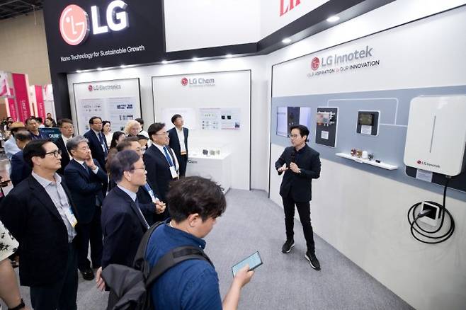 유상임 과학기술정보통신부 장관이 2일 오전 경기도 킨텍스에서 열린 '나노코리아 2025 개막식' 에서 'LG전자 대표기술 성과와 지속 가능한 소재개발 기술' 설명을 듣고 있다. 과기정통부 제공.