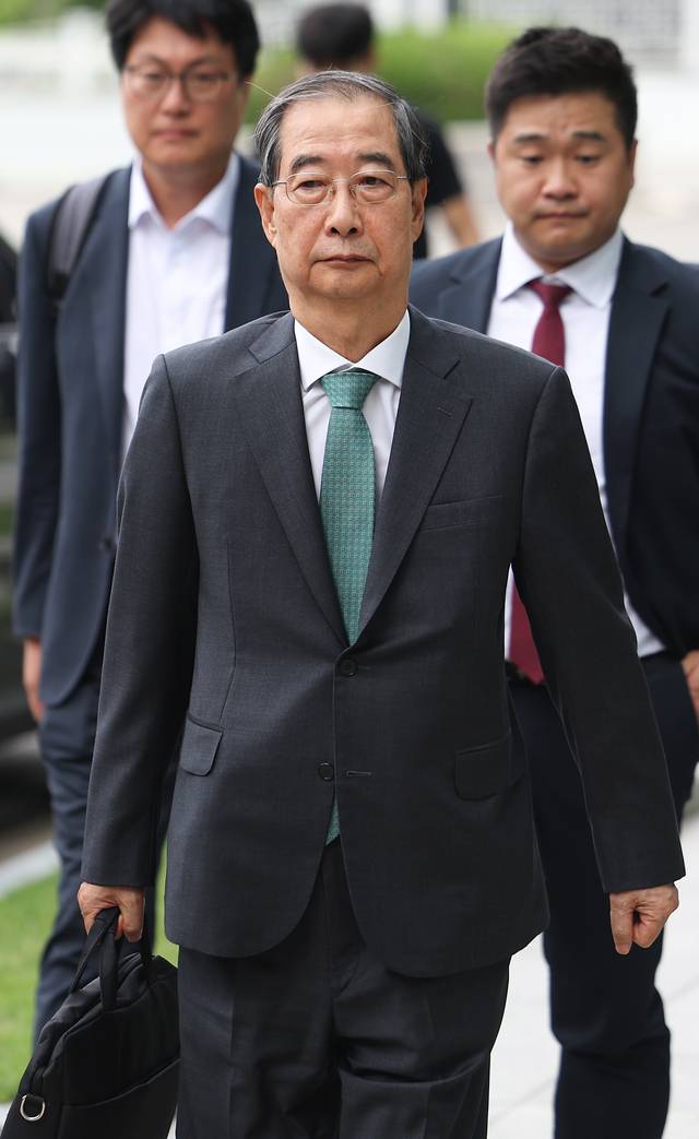 한덕수 전 국무총리가 2일 내란특검 조사를 받기 위해 서울 서초구 서울고검 청사로 출석하고 있다.<연합뉴스 사진>