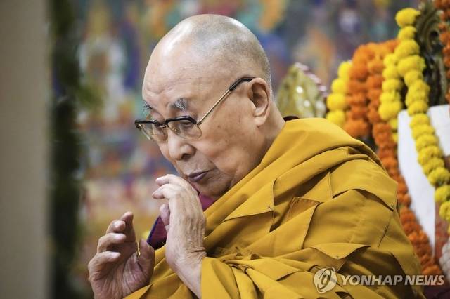 달라이 라마가 지난달 30일 티베트 망명정부가 있는 인도 다람살라의 한 사원에서 열린 90번째 생일 기념행사에 참석한 모습. 달라이 라마는 오는 6일 90번째 생일을 앞두고 후계 관련 발표를 할 것으로 보인다. AP 연합뉴스