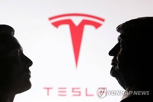 테슬라 로고를 배경으로 놓인 도널드 트럼프(오른쪽) 미국 대통령과 일론 머스크 테슬라 최고경영자(CEO)의 3D 프린팅 미니어처. 로이터 일러스트레이션. 연합뉴스