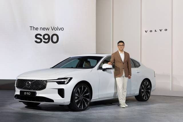 이윤모 볼보자동차코리아 대표이사가 2일 광진구 그랜드 워커힐 서울에서 열린 볼보 신형 XC90과 S90 공개 행사에서 포즈를 취하고 있다. [사진제공=볼보자동차코리아]