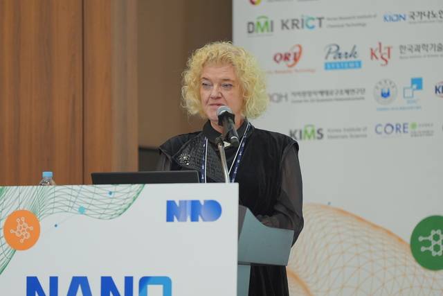 에바 올슨 스웨덴 찰머스 공과대학교 교수가 2일 경기 고양시 킨텍스에서 열린 ‘나노코리아 2025’ 에서 기조 강연을 진행하고 있다. 주최 측 제공.
