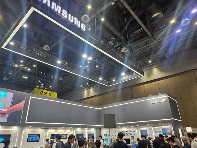 관람객들이 2일 경기 일산 킨텍스에서 열린 나노코리아 2025에 마련된 삼성전자의 전시 부스를 관람하고 있다. 박순원 기자.