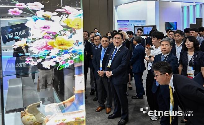 나노코리아2025가 '더 나은 미래를 만드는 나노기술'을 주제로 2일 경기 고양시 킨텍스에서 열렸다. 유상임 과학기술정보통신부 장관을 비롯한 내빈들이 삼성전자의 투명마이크로LED를 살펴보고 있다.  이동근기자 foto@etnews.com