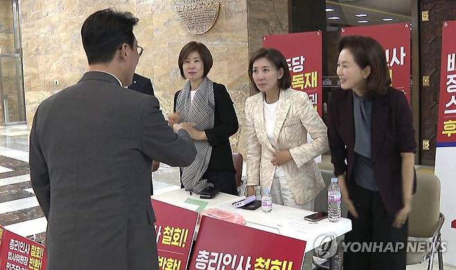 김민석(왼쪽) 국무총리 후보자가 지난달 30일 오후 서울 여의도 국회 로텐더홀에서 철야 농성 중인 나경원 국민의힘 의원과 악수를 하고 있다. 오른쪽부터 김민전 의원, 나 의원, 김미애 의원. /사진=연합뉴스