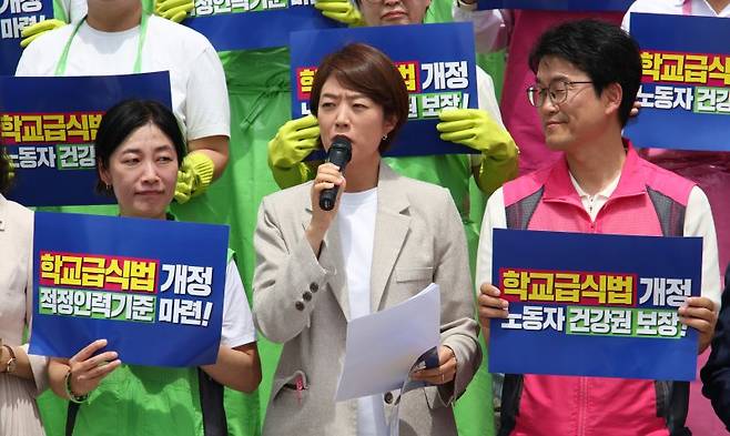 [서울=뉴시스] 김금보 기자 = 고민정 더불어민주당 의원이 2일 서울 여의도 국회 본청 계단에서 학교급식법 발의 기자회견을 열고 발언을 하고 있다. 2025.07.02. kgb@newsis.com <저작권자ⓒ 공감언론 뉴시스통신사. 무단전재-재배포 금지.> /사진=뉴시스화상