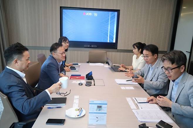 부산진해경제자유구역청 박성호 청장((오른쪽 가운데)이 글로벌 금융사 UOB를 방문해 동남아 기업의 BJFEZ 진출 시 금융지원 기반 구축에 대해 설명하고 있다. 부산진해경제자유구역청 제공