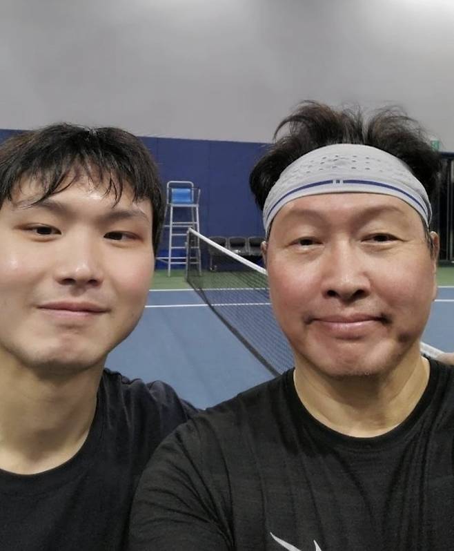 최태원 SK그룹 회장(오른쪽)이 지난 2021년 8월 장남 최인근씨와 테니스 경기를 마친 뒤 찍은 사진 최태원 SK그룹 회장 SNS 갈무리