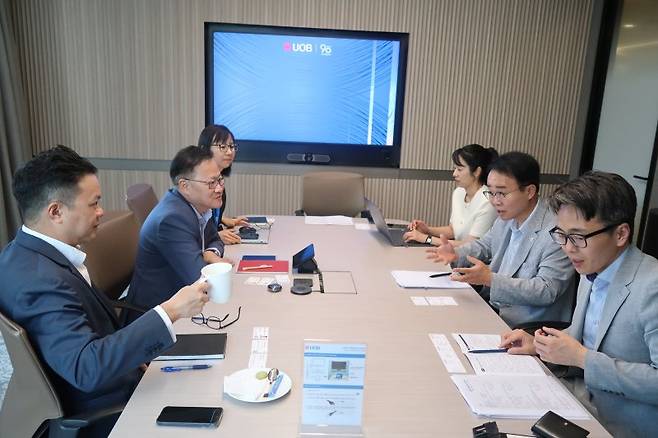 부산진해경제자유구역청 박성호 청장(오른쪽 가운데)이 글로벌 금융사 UOB를 방문해 동남아 기업의 BJFEZ 진출 시 금융지원 기반 구축에 대해 설명하고 있다. 부산진해경제자유구역청 제공